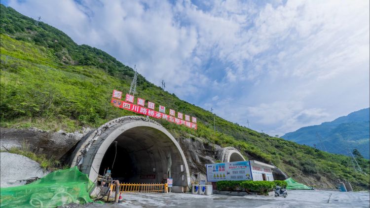 峨漢高速烏斯河隧道順利貫通.jpg
