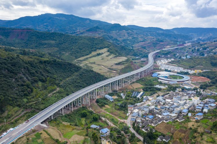 沿江高速先期通車段梁板架設完成.jpg